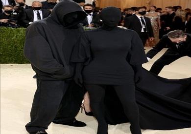 رواد السوشيال ميديا  يسخرون من إطلالات آل كاردشيان فى حفل زفاف كورتني الأسطوري
