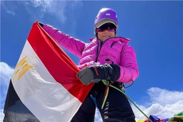 الأولمبية تشيد بتسلق منال رستم لقمة جبل إيفرست 