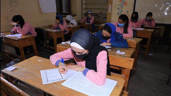 طلاب أولى ثانوي يؤدون امتحان الأحياء ورقيًا