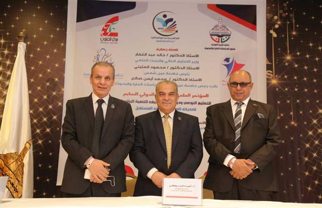 رئيس جامعة الزقازيق يسلم كراسى متحركة لطلاب ذوى الهمم بكلية التجارة