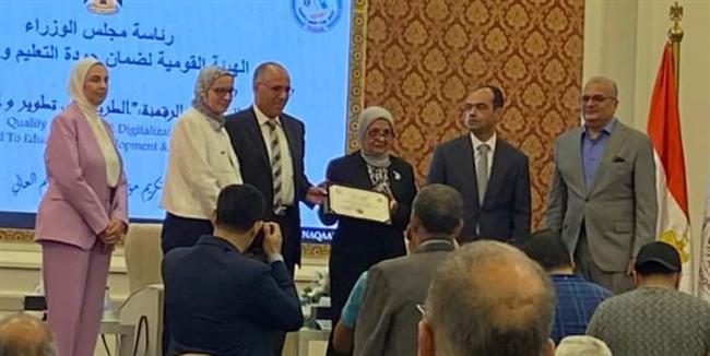  وائل نبيل يتسلم درع تكريم جامعة الإسكندرية من القومية لضمان جودة التعليم