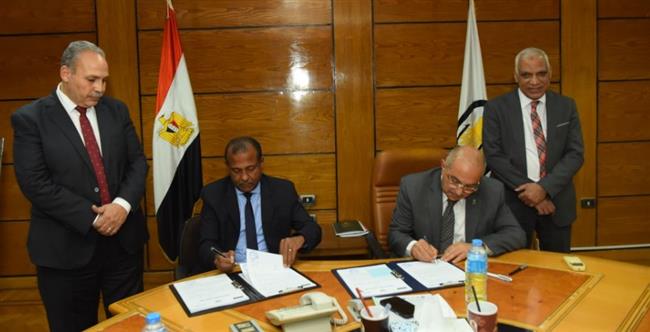 رئيس جامعة أسيوط يوقع بروتوكول تعاون مع الغرفة التجارية