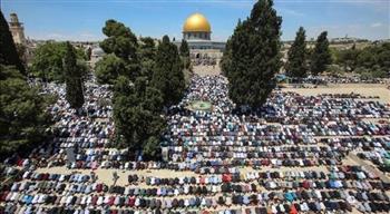   عشرات الآلاف من الفلسطينيين يؤدون صلاة الجمعة في المسجد الأقصى