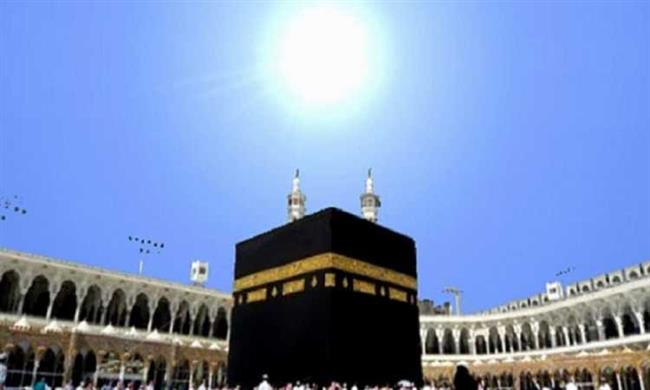 لحظة تعامد الشمس على الكعبة المشرفة (فيديو)