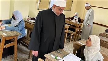 طلاب الشهادتين الابتدائية والإعدادية بالأزهر يؤدون امتحان"اللغة العربية والهندسة" 
