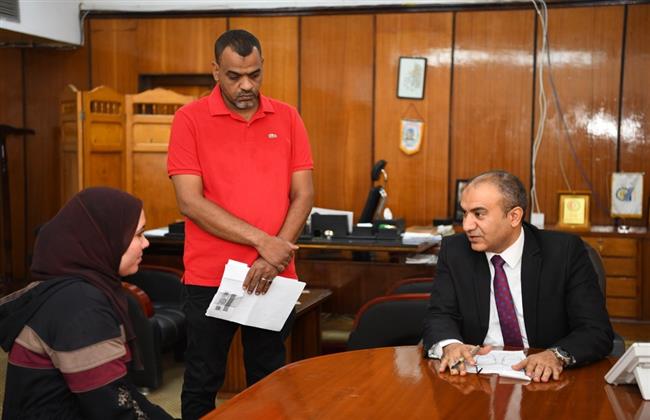 محافظ قنا يكلف السكرتير المساعد استقبال المواطنين اليوم بمكتبه والاستماع إلى شكواهم