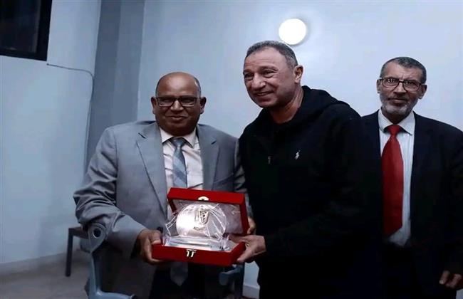 قبل النهائي الأكثر سخونة... الخطيب يتبادل التكريم بالمغرب 