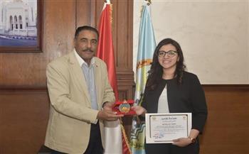 محافظ مطروح يكرم الفائزة بالمركز الأول عالميًا في أبحاث الطاقة المتجددة
