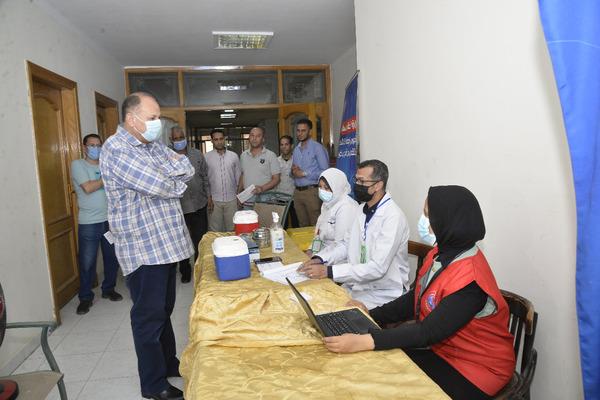 محافظ أسيوط يتفقد فاعليات حملة «طرق الأبواب» لتطعيم المواطنين ضد فيروس كورونا