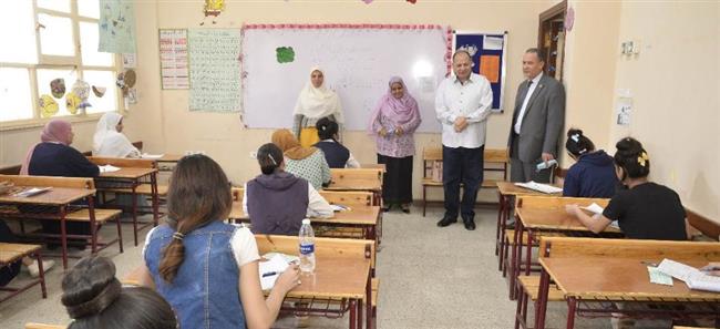 محافظ أسيوط يتفقد بعض لجان امتحانات الدبلومات الفنية 