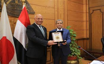 جامعة بنها تكرم رئيس مجلس إدارة مجموعة العربى