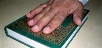   هل يجب التوقف عن قراءة القرآن لترديد الأذان؟