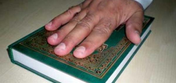هل يجب التوقف عن قراءة القرآن لترديد الأذان؟