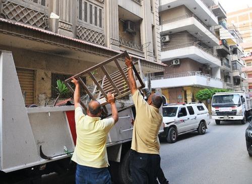 الإسكندرية.. أصحاب المحال والمقاهي يتعدون على أفراد الإزالة بشارع الملك حفني