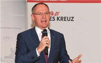   وزير داخلية النمسا : مهربو البشر يستغلون أزمة أوكرانيا فى تهريب جنسيات أخرى الى أوروبا