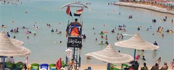   استمرار توافد المواطنين والزائرين على شواطئ منتجع العائلات في ثاني أيام العيد
