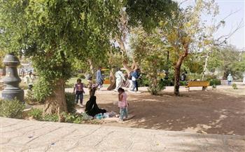 توافد الأهالي على حديقة فريال للتنزه بالعيد بأسوان