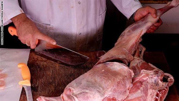بسبب خلافات الجيرة.. جزار يشق ذراع نجل عمه بساطور في التبين