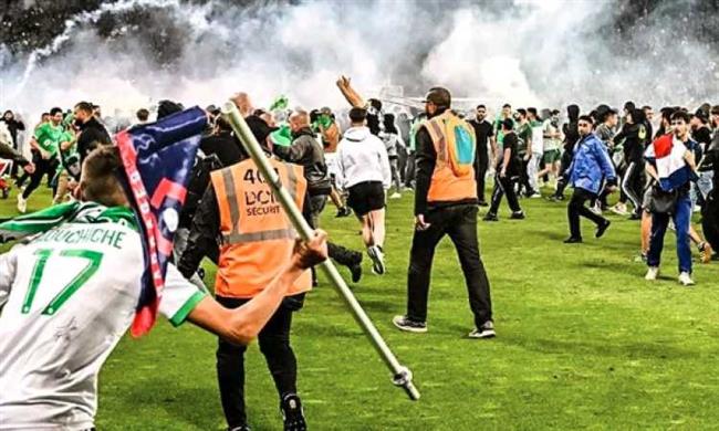 إصابة 17 مشجعا وفردى شرطة فى مباراة بـ الدورى الفرنسى 