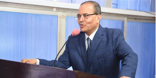 رئيس جامعة سوهاج يشهد اليوم العلمي لقسم العقاقير بصيدلة سوهاج