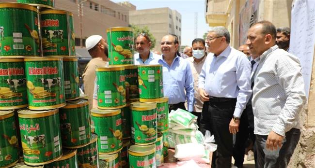 محافظ المنيا يتفقد منفذ بيع السلع بأسعار مخفضة بمركز أبو قرقاص