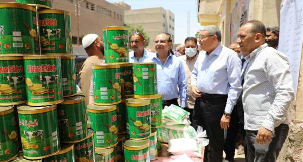 محافظ المنيا يتفقد منفذ بيع السلع بأسعار مخفضة بمركز أبو قرقاص