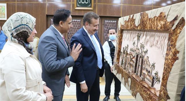 مشغولة فنية إهداء من جامعة المنوفية إلى المحافظة