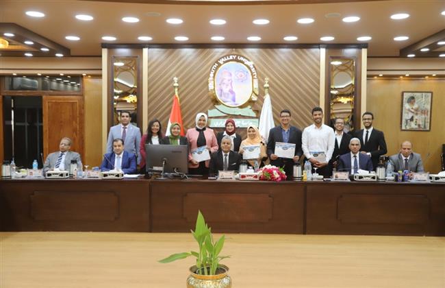 «غرباوى» يكرم الطلاب المشاركين فى التدريب العلمى بعد عودتهم من رومانيا