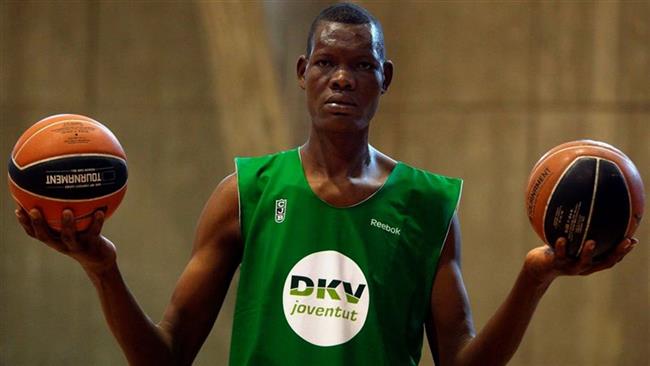 وفاة لاعب السلة الكونغولي بينفونو ليتوني عن 28 عامًا 