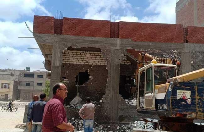 إيقاف أعمال بناء مخالف وهدم الحوائط المخالفة في الحال بمحرم بك بالإسكندرية 