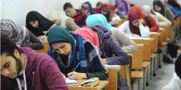 طلاب الثانوية العامة يؤدون امتحان المواد غير المضافة بنظام البابل شيت