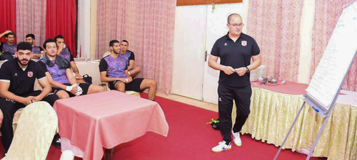 محاضرة فنية لرجال يد الأهلي في النيجر
