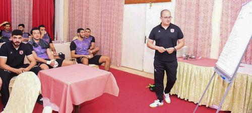 محاضرة فنية لرجال يد الأهلي في النيجر