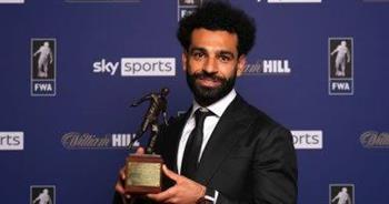  محمد صلاح يتسلم جائزة لاعب العام من اتحاد كتاب كرة القدم في بريطانيا