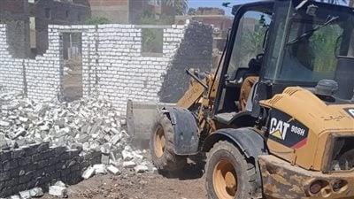 حملات لرفع الإشغالات والتعديات على حرم الطريق بـ أسيوط