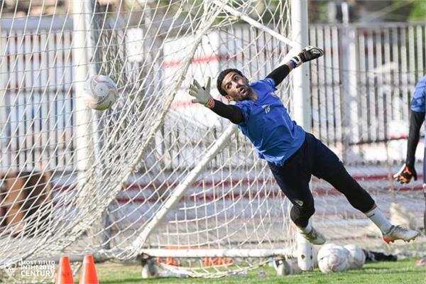 محمد عواد يصطحب نجله لمران الزمالك