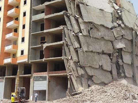 فى إطار توجيهات محافظ الجيزة ...إزالة عقار وبرج مخالف بالطالبية 