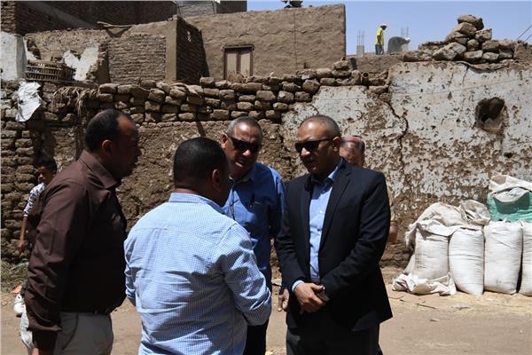 إزالة منزلين آيلين للسقوط بقنا