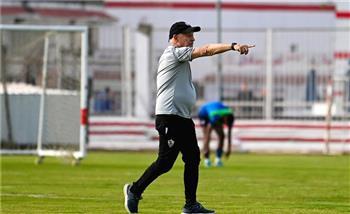 فيريرا يجتمع بمعاونيه على هامش مران الزمالك