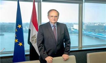   سفير الاتحاد الأوروبى بالقاهرة يعزى أسر شهداء الهجوم الإرهابى بشرق القناة