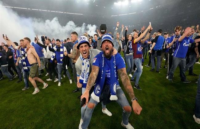 إصابة عدد من مشجعي شالكه خلال الاحتفال بعودة الفريق إلى البوندسليجا