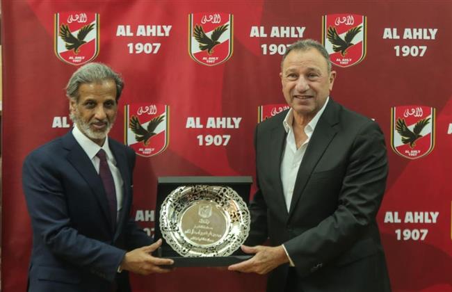 الخطيب يهدى الشيخ حمد بن خليفة درع وقميص الأهلي