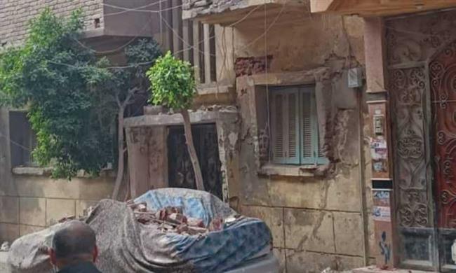 سقوط بلكونة على سيارة فى المحلة 