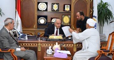 محافظ قنا يستقبل 30 مواطنا بمكتبه لبحث شكواهم