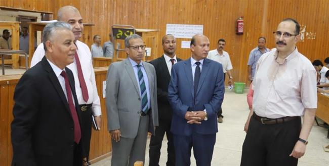 " غرباوى "جولة تفقدية بلجان كلية التجارة فى اول أيام نهاية التيرم بجامعة جنوب الوادى بقنا 