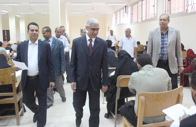 رئيس جامعة جنوب الوادي يتفقد امتحانات نهاية العام بكلية التجارة