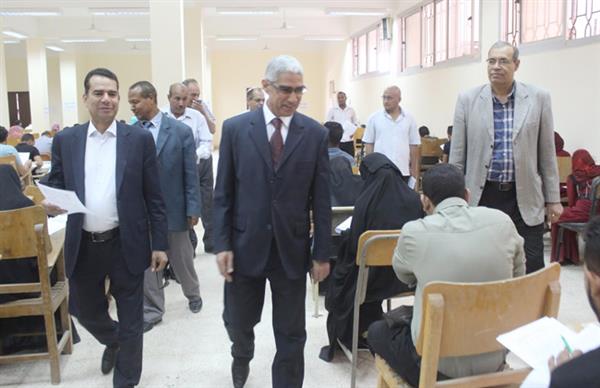 رئيس جامعة جنوب الوادي يتفقد امتحانات نهاية العام بكلية التجارة