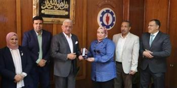 محافظ السويس يكرم عددا من الأطباء وطاقم التمريض بالمستشفى العام
