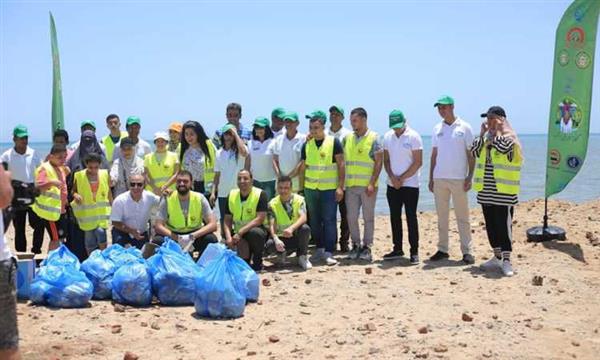 رفع طن مخلفات بلاستيكية ضمن مبادرة كنوز الأرض الحمراء بالبحر الأحمر