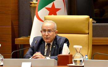   وزير الخارجية الجزائري يسلم رسالة خطية إلى الرئيس التونسي ويبحث معه مستجدات الأوضاع